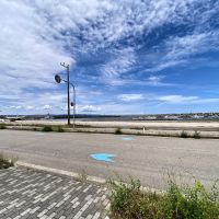 富山県射水市八幡町の売買物件/建物と港を挟んだ道路　ここでランニング、サイクリングする人を見かけます
