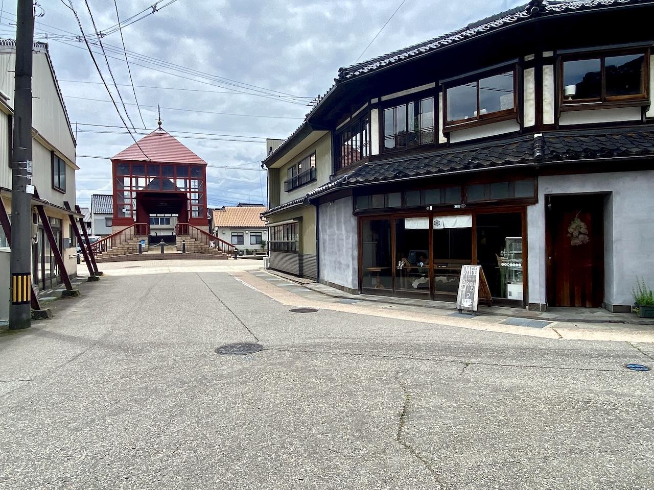 富山県射水市八幡町の売買物件/同じく近くには、カフェuchikawa六角堂　