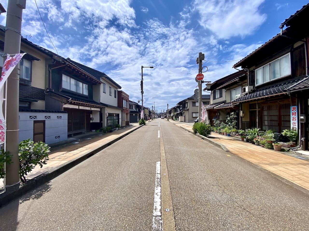 富山県射水市八幡町の売買物件/放生津八幡宮へ続く道路
