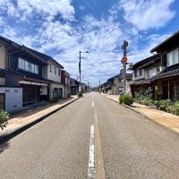 富山県射水市八幡町の売買物件/放生津八幡宮へ続く道路