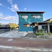 石川県かほく市白尾カの賃貸物件/少し年季が入った青の外観。でもこの場所にピッタリと馴染んでます