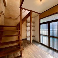 石川県かほく市白尾カの賃貸物件/玄関　階段下収納もあります