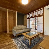 石川県かほく市白尾カの賃貸物件/リビング　床の間があった場所にはデスクが完備されています。
ベニア板が貼られている場所は自由に棚やパイプを取り付けてもOK