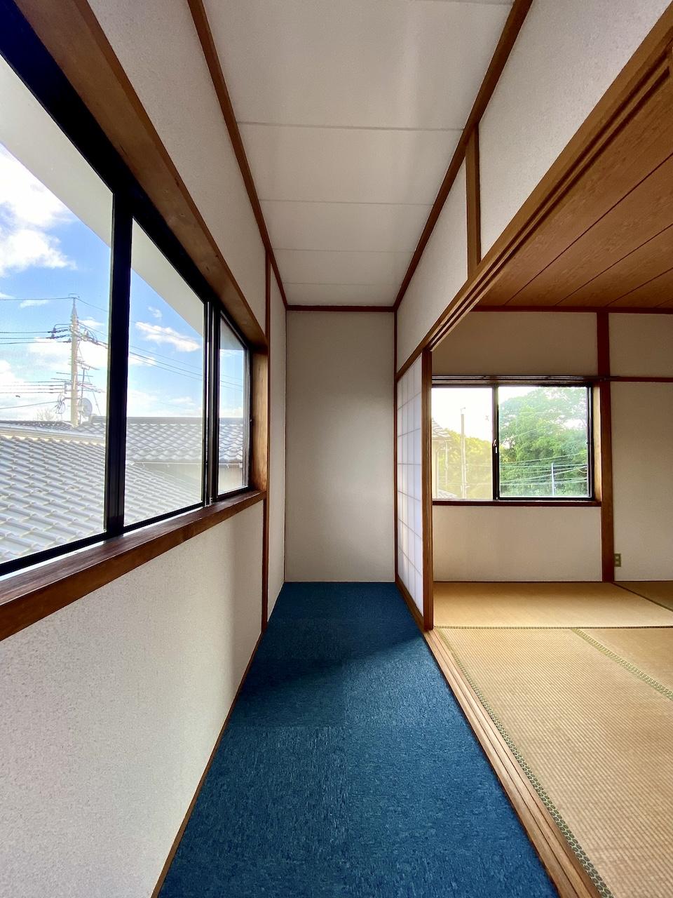 石川県かほく市白尾カの賃貸物件/青い床が印象的な和室