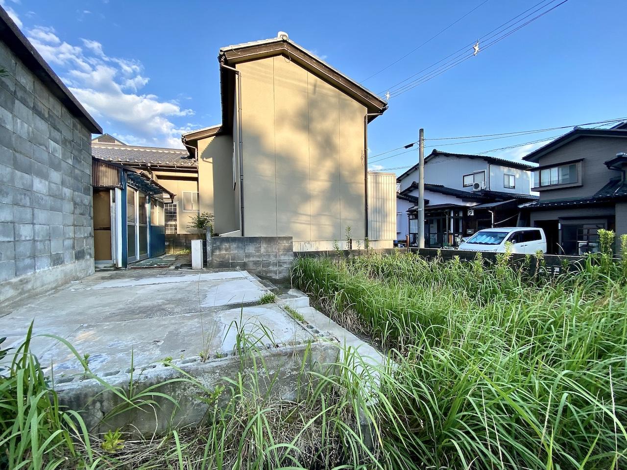 石川県かほく市白尾カの賃貸物件/建物裏には庭があります。何をするにも丁度良い大きさかと