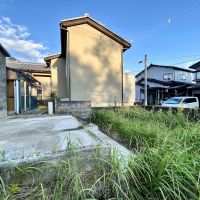 石川県かほく市白尾カの賃貸物件/建物裏には庭があります。何をするにも丁度良い大きさかと