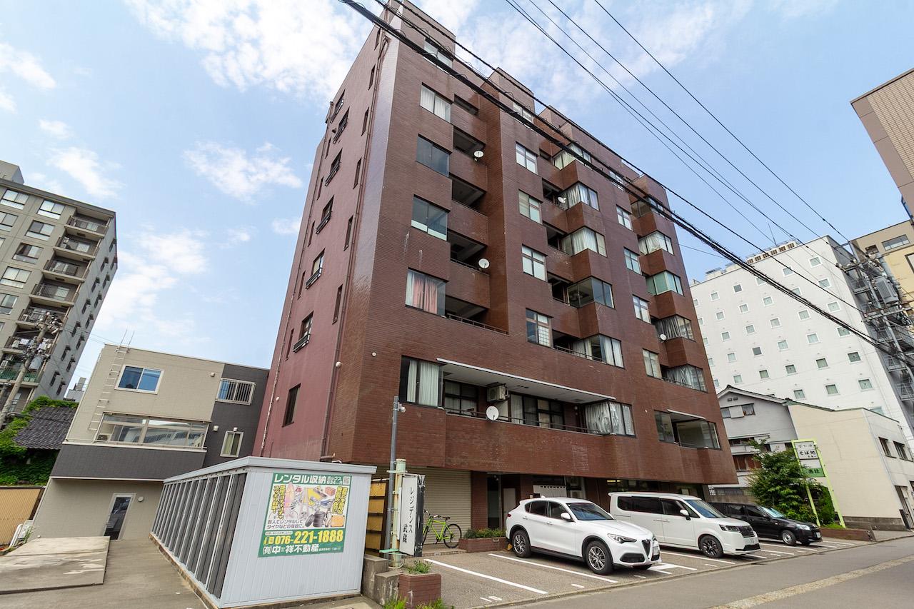 金沢市武蔵町の賃貸物件/表側の1階には店舗が並びます。