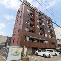 金沢市武蔵町の賃貸物件/表側の1階には店舗が並びます。