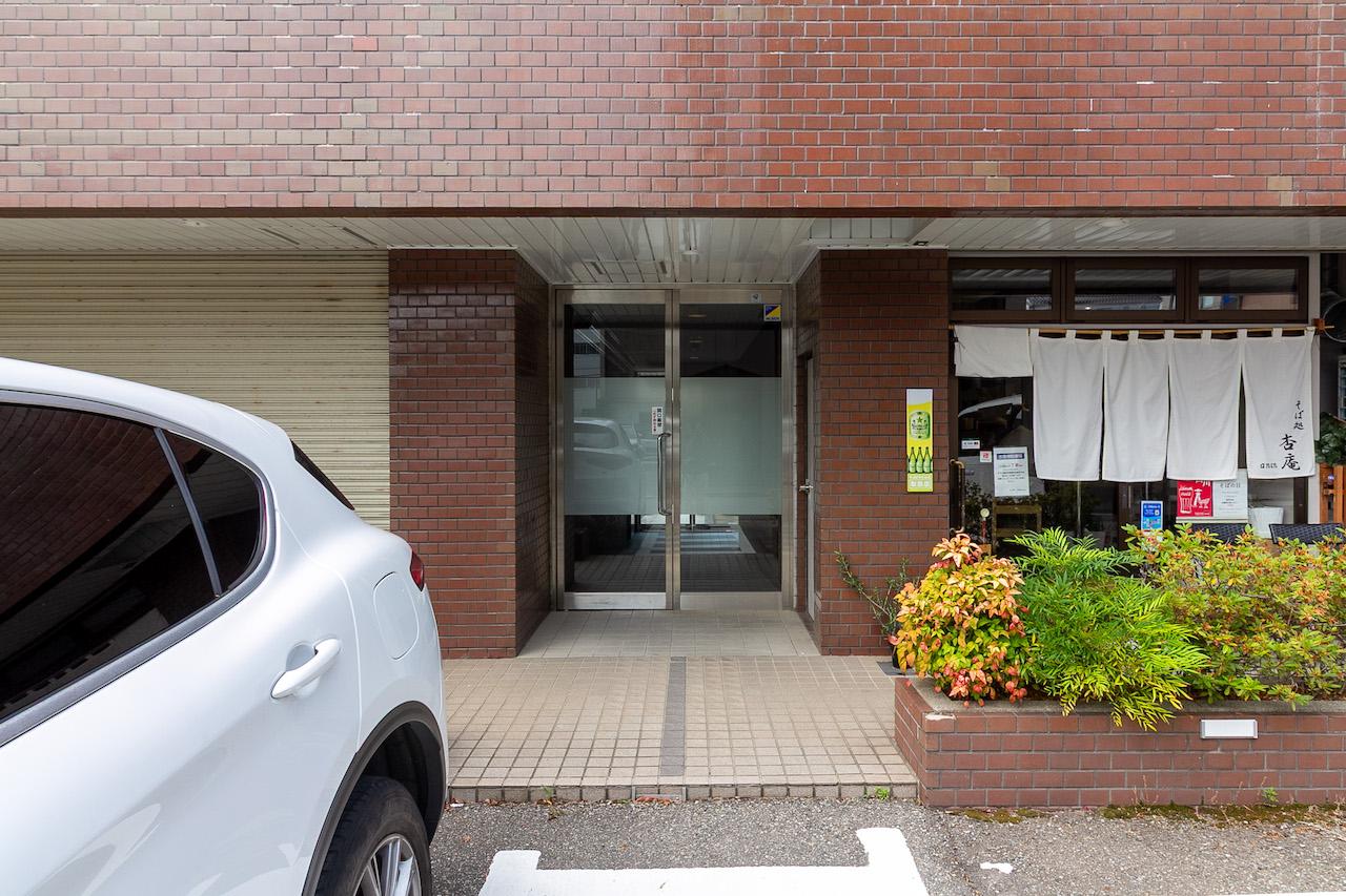 金沢市武蔵町の賃貸物件/店舗と店舗の間にもマンションの出入り口があります。
