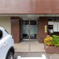 金沢市武蔵町の賃貸物件/店舗と店舗の間にもマンションの出入り口があります。