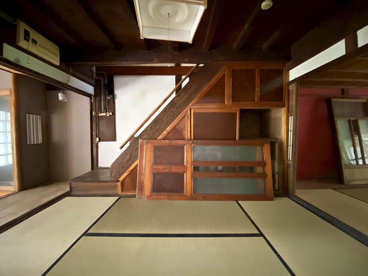 金沢市此花町の賃貸物件/立派な箱階段　ここは残したいですね