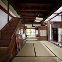 金沢市此花町の賃貸物件/奥には弁柄色の和室があります
