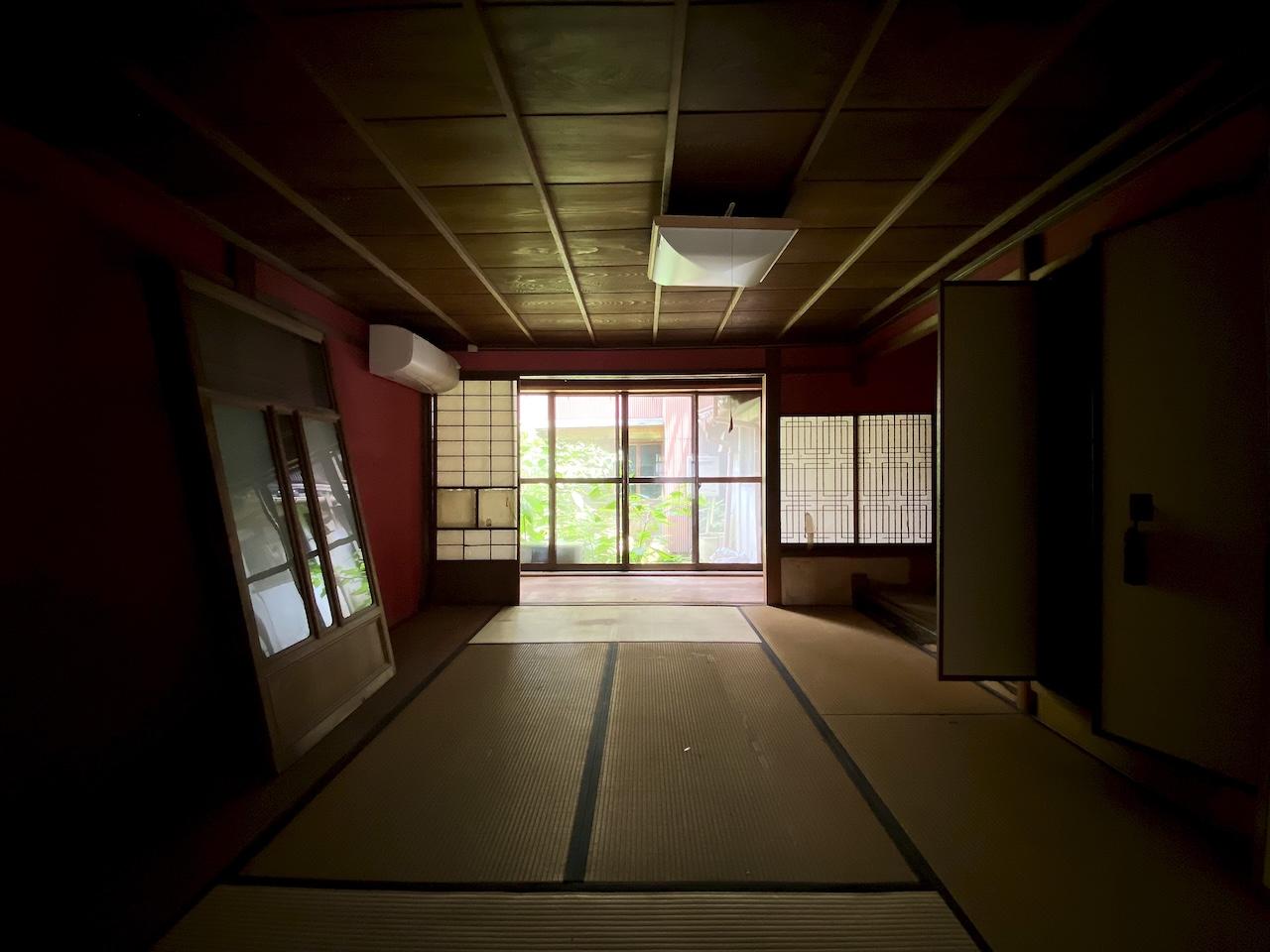 金沢市此花町の賃貸物件/弁柄色の和室