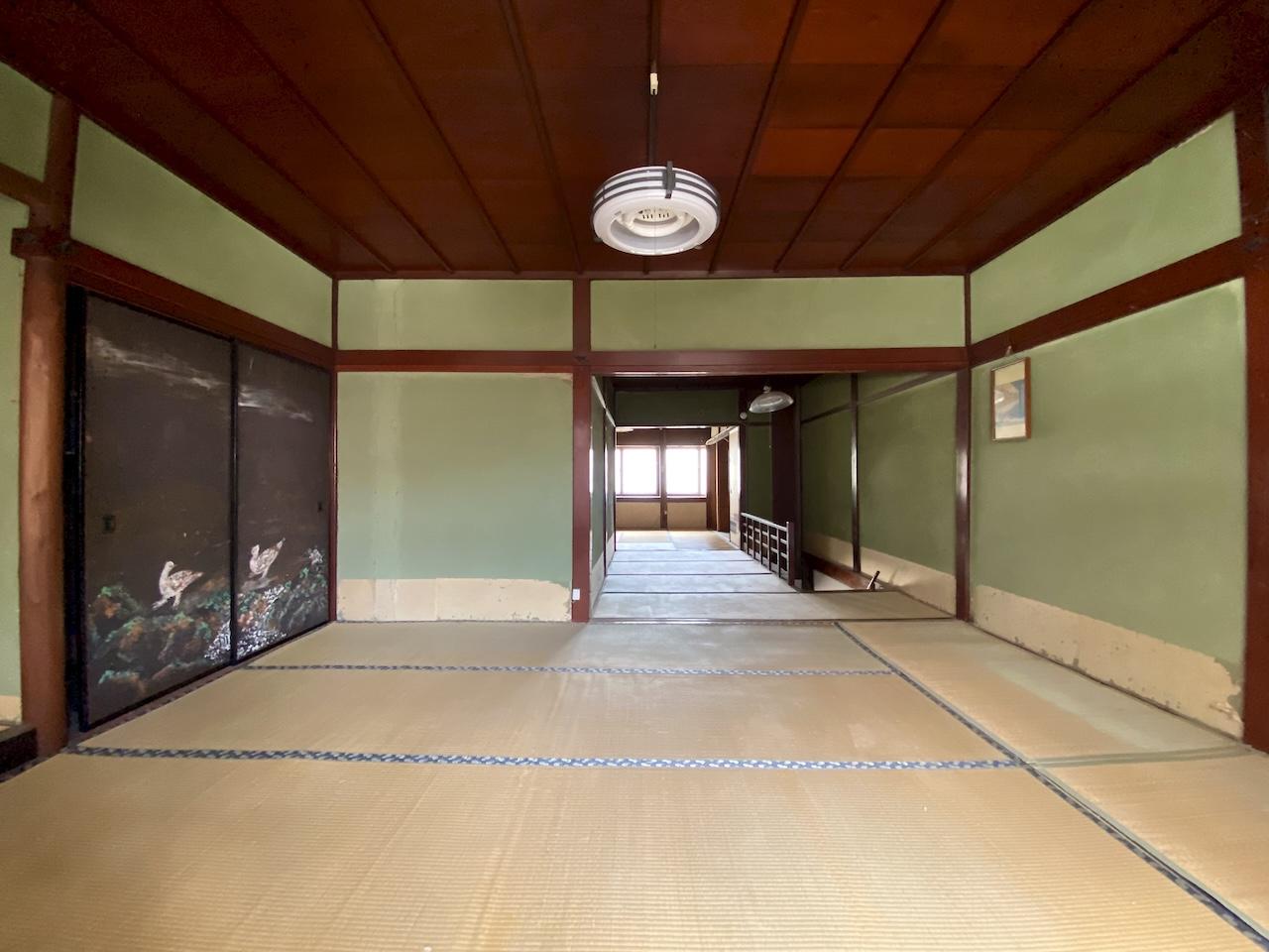 金沢市此花町の賃貸物件/奥には階段を挟んで10畳の和室があります