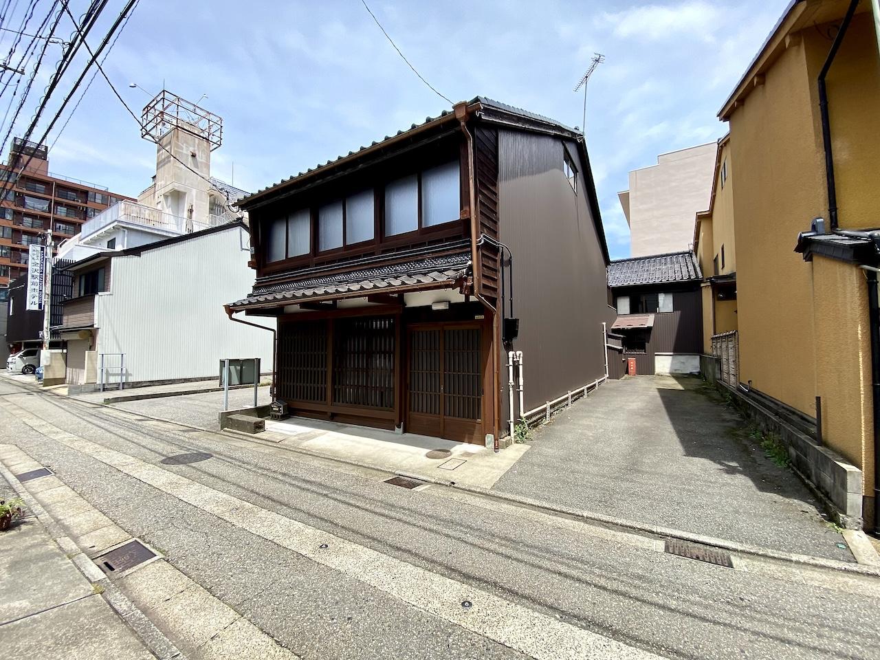 金沢市此花町の賃貸物件/建物左の細い敷地は駐車スペースです