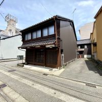 金沢市此花町の賃貸物件/建物左の細い敷地は駐車スペースです