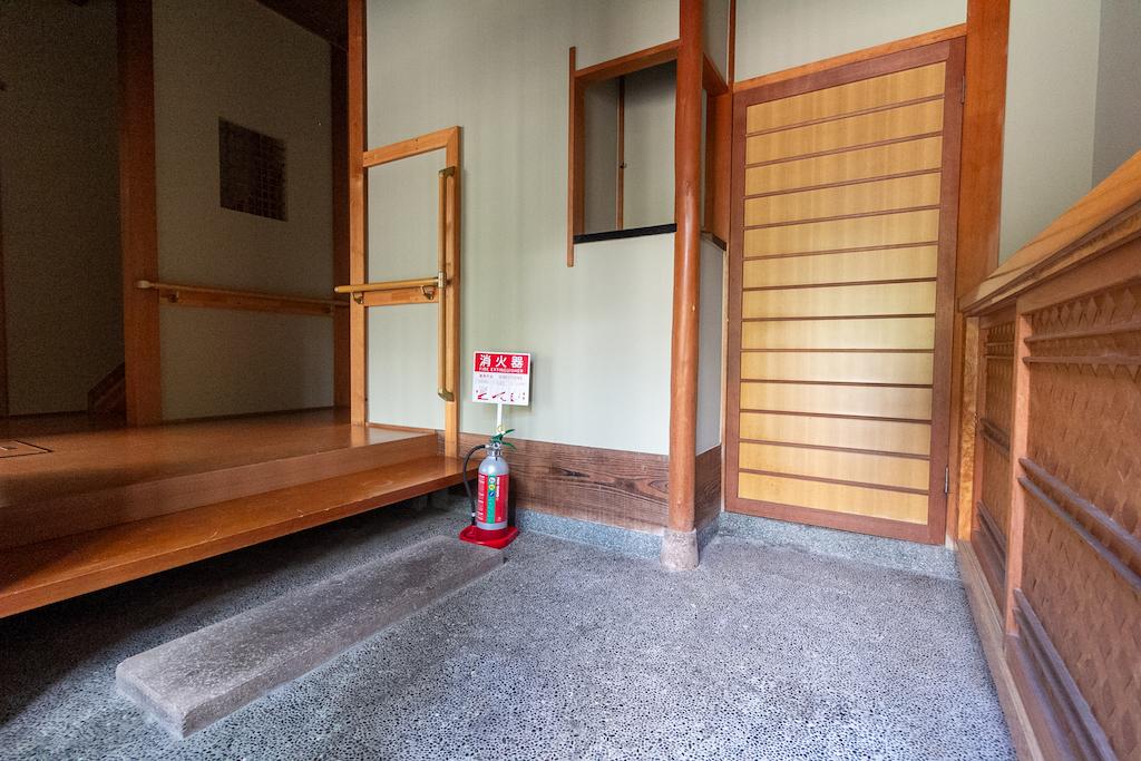 金沢市寺町5丁目の賃貸物件/玄関から凝った意匠です。