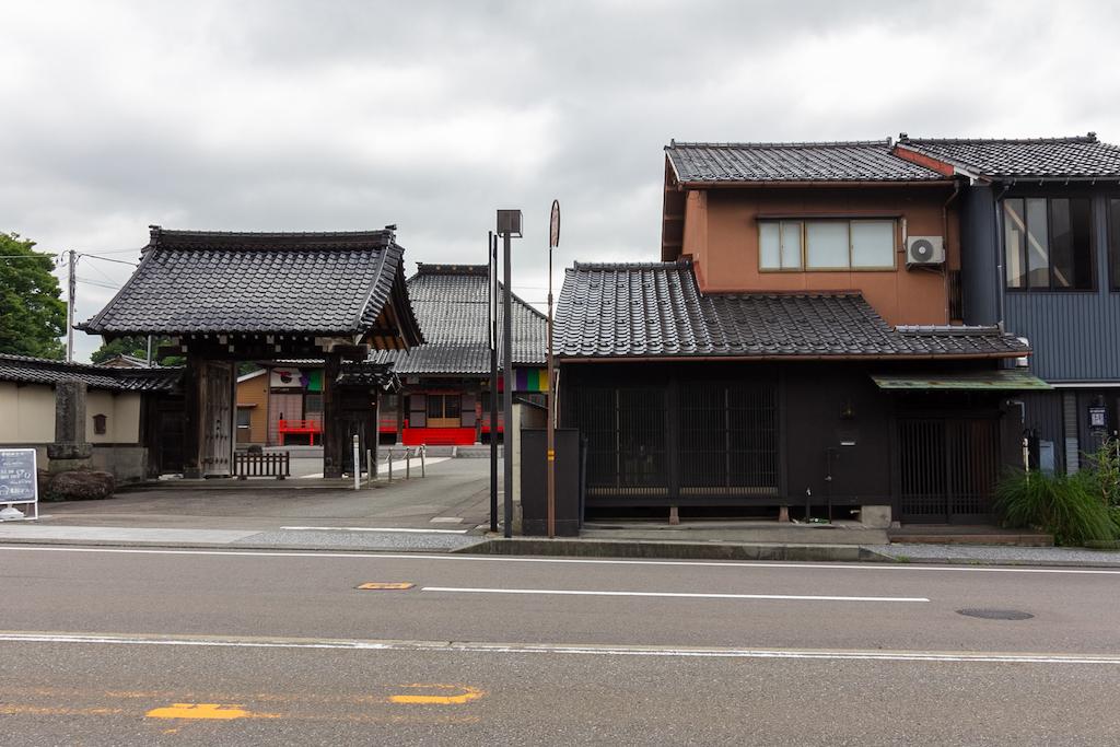 金沢市寺町5丁目の賃貸物件/寺院の山門の横の建物です。