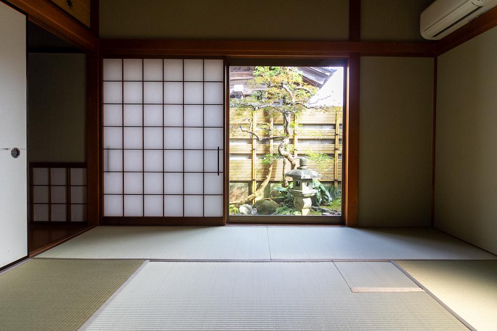 金沢市寺町5丁目の賃貸物件/庭を望む和室。炉が切られています。