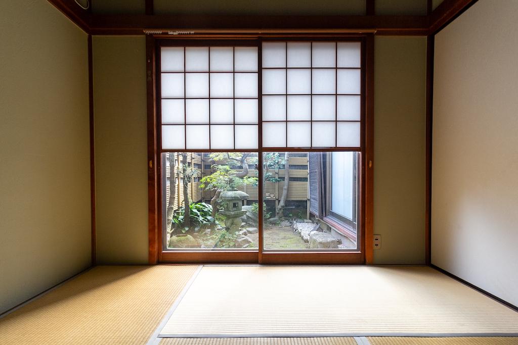 金沢市寺町5丁目の賃貸物件/１階６畳和室からも庭を臨めます