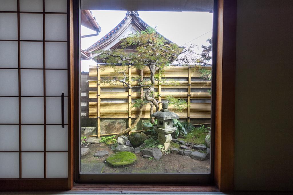 金沢市寺町5丁目の賃貸物件/庭の背景の山門が借景に