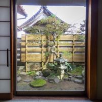 金沢市寺町5丁目の賃貸物件/庭の背景の山門が借景に