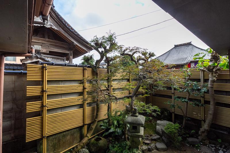 金沢市寺町5丁目の賃貸物件/小さいけど味わい深い庭。お寺が見えます。