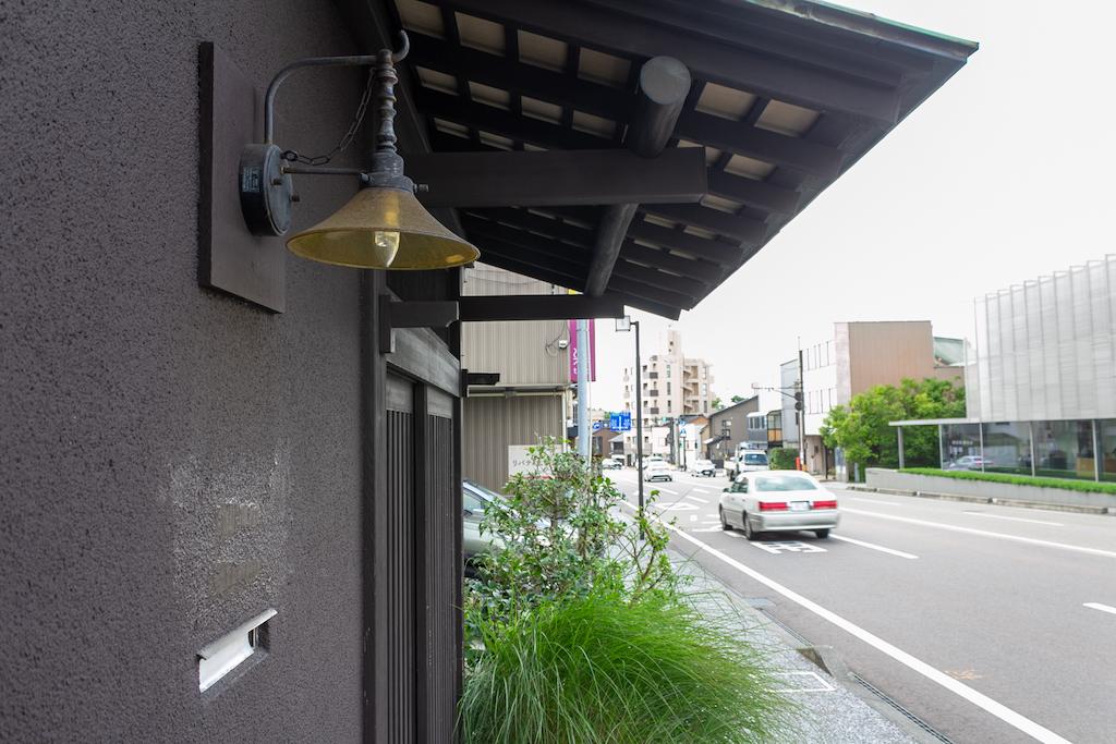 金沢市寺町5丁目の賃貸物件/レトロな照明は建物にも周囲にも良く合う