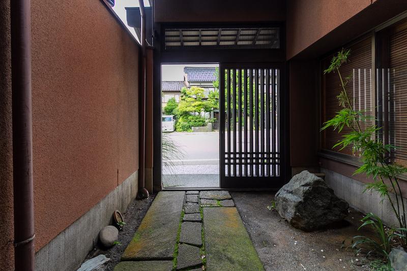 金沢市寺町5丁目の賃貸物件/玄関アプローチから静けさを感じます。