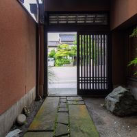 金沢市寺町5丁目の賃貸物件/玄関アプローチから静けさを感じます。