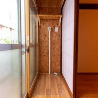 金沢市東山の賃貸物件/縁側の洗濯機置き場。室内干しもできるように室内物干しワイヤーも設置済み