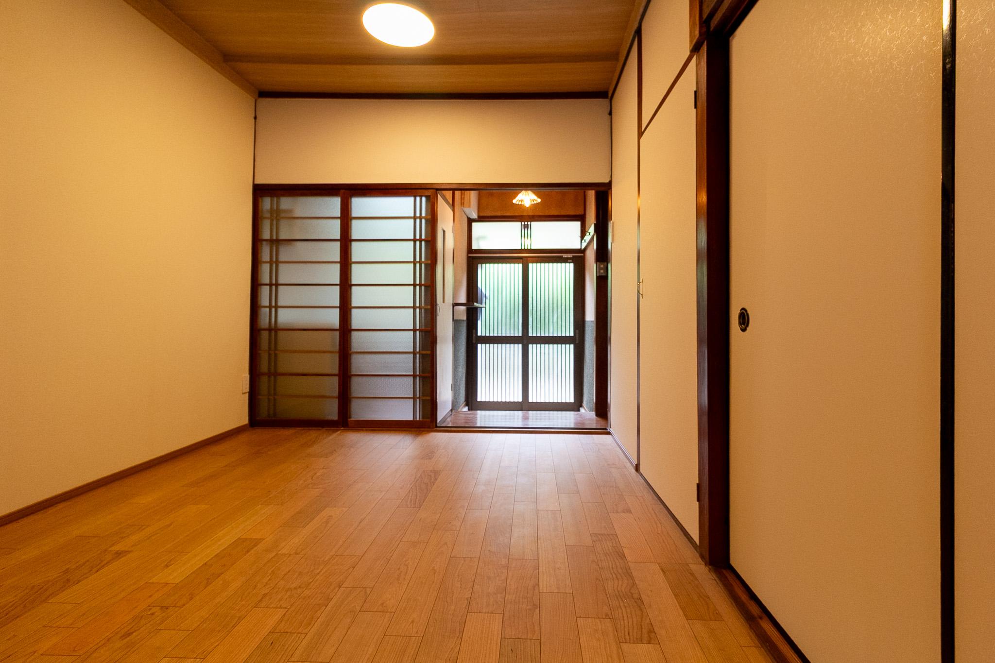金沢市東山の賃貸物件/玄関を入ってすぐにリビングダイニング。事務所としても想像しやすい間取りかと