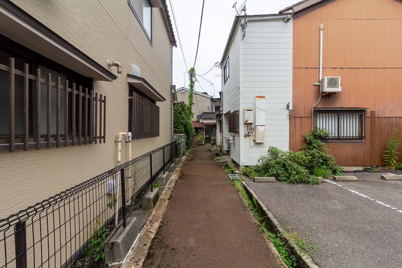 金沢市東山の賃貸物件/物件前の小路。車は入れません。