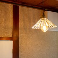 金沢市東山の賃貸物件/新たに設置した照明。ラメ入りの繊維壁がキラキラ良い感じ