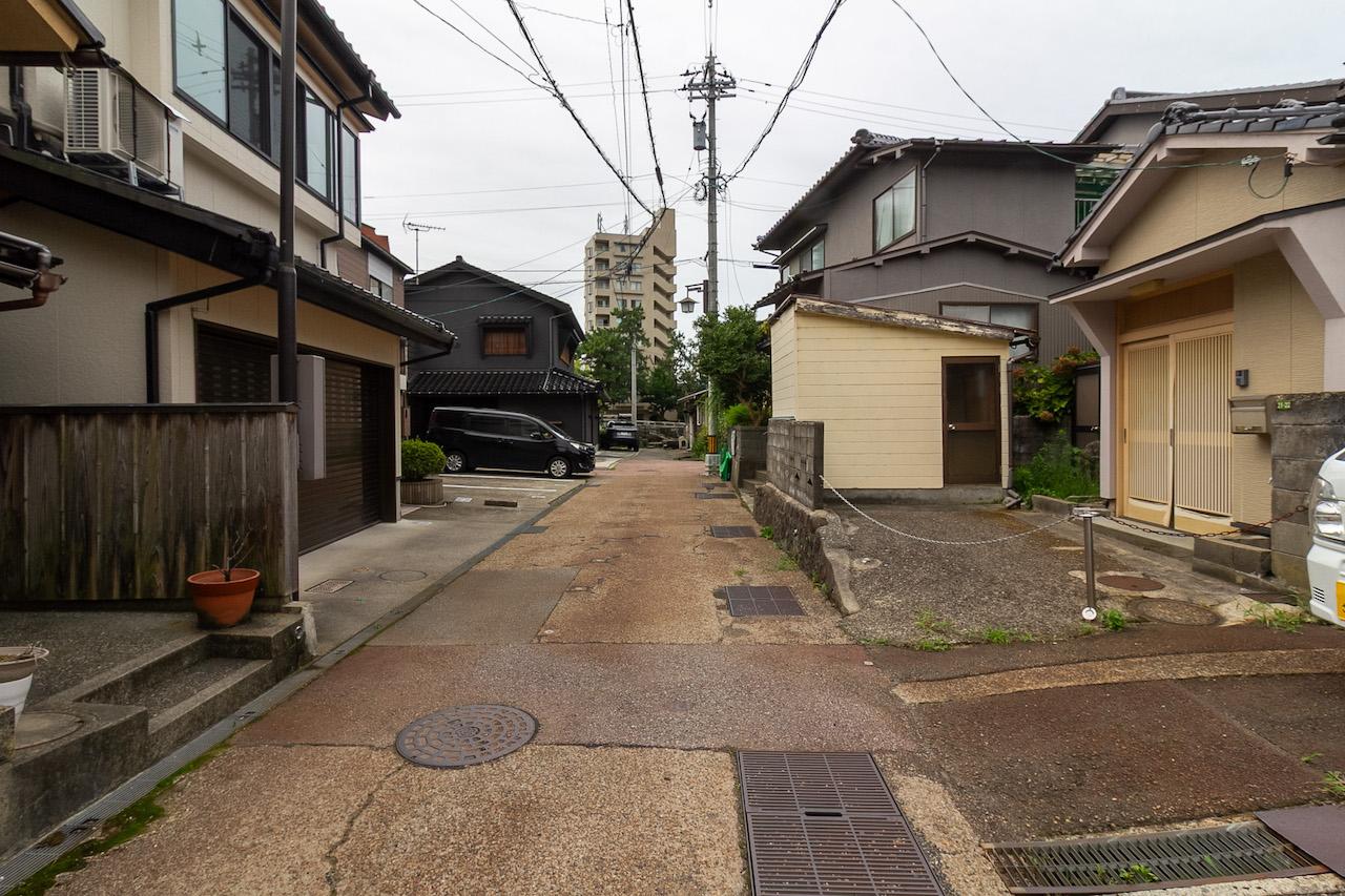 金沢市東山の賃貸物件/小路前の前面道路。道路の先は浅野川。物件からすぐ近く
