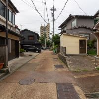 金沢市東山の賃貸物件/小路前の前面道路。道路の先は浅野川。物件からすぐ近く