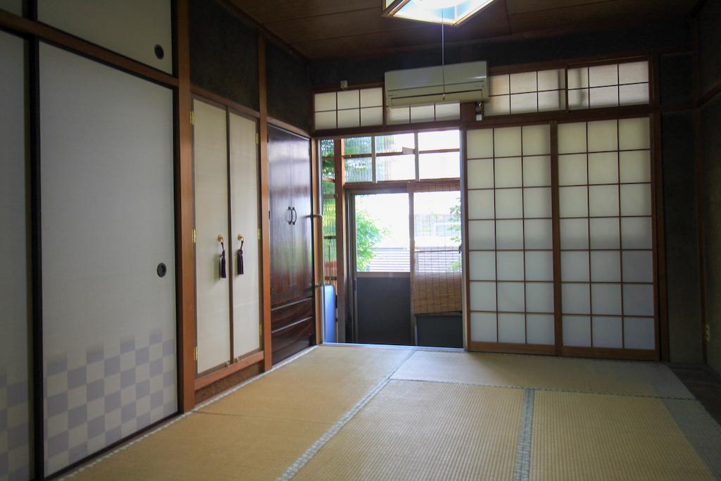 金沢市野町の賃貸物件/右側１階和室６畳間は庭への抜けがある