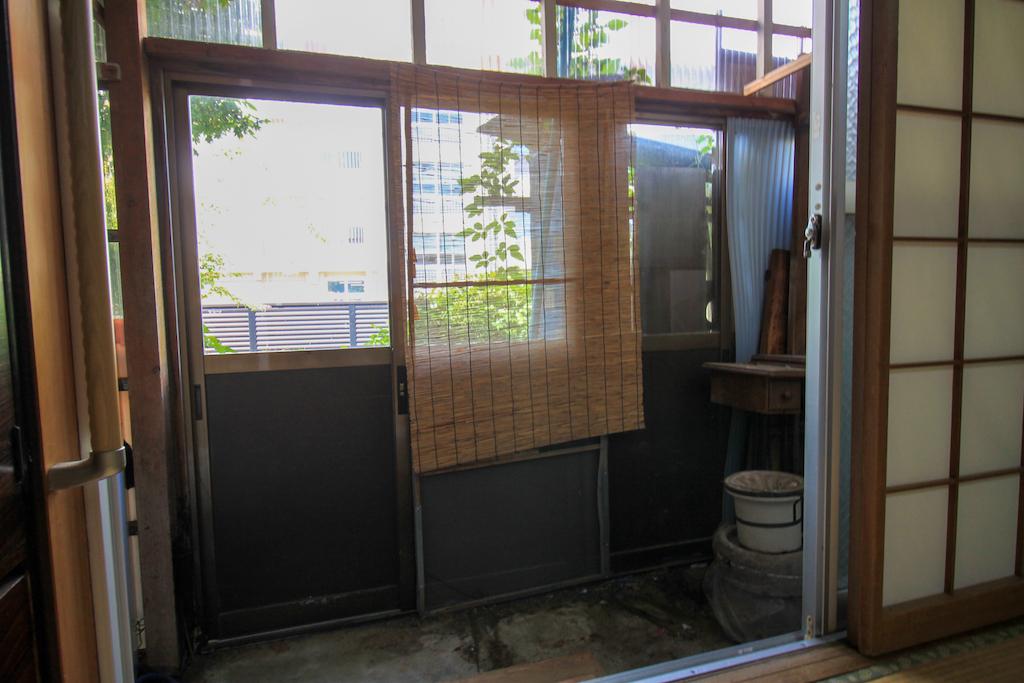 金沢市野町の賃貸物件/右側１階庭前土間空間。小さくても土間は嬉しい