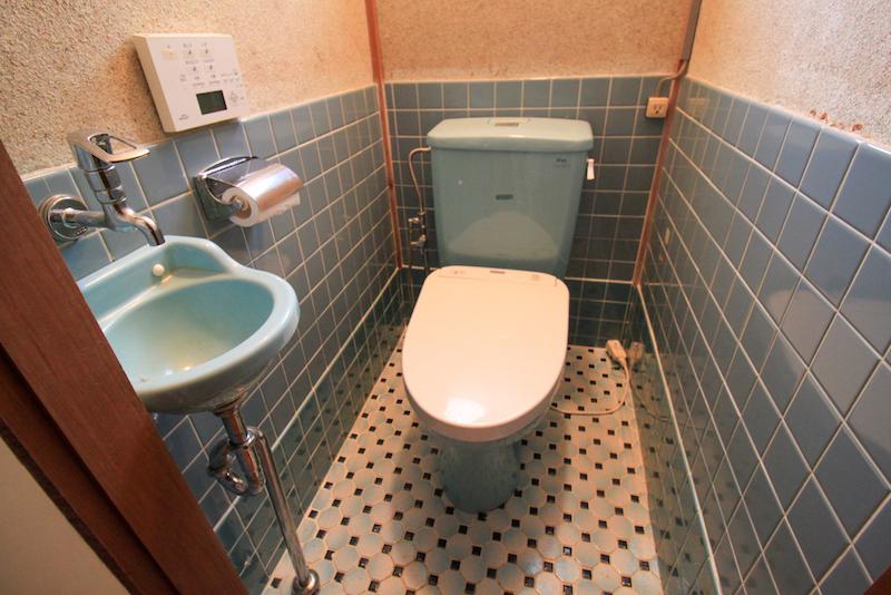 金沢市野町の賃貸物件/右側トイレは床タイルがかわいい