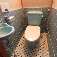 金沢市野町の賃貸物件/右側トイレは床タイルがかわいい