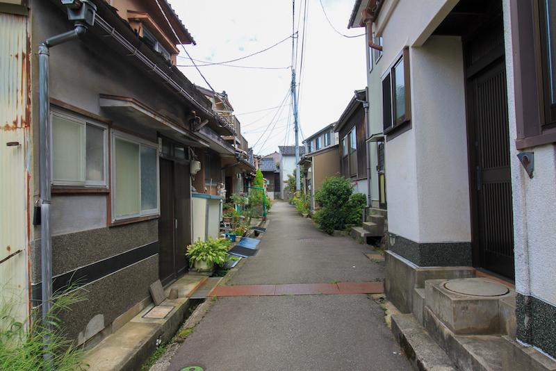金沢市野町の賃貸物件/路地は狭いので車の侵入は難しいかと