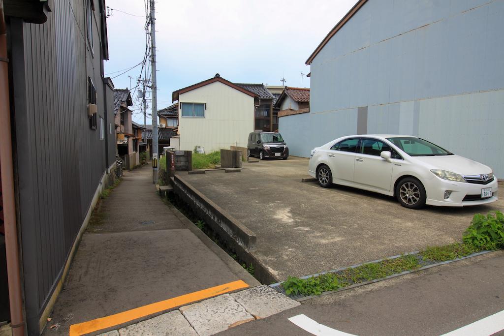 金沢市野町の賃貸物件/50m先に縦列2台可能な駐車場借りられます