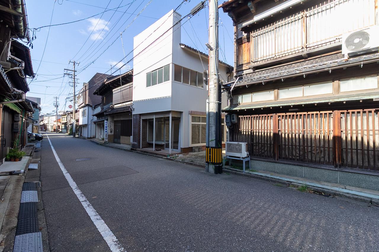 金沢市堀川町の売買物件/町家が並ぶ、古くからの街並みが残る通り沿いに位置します。