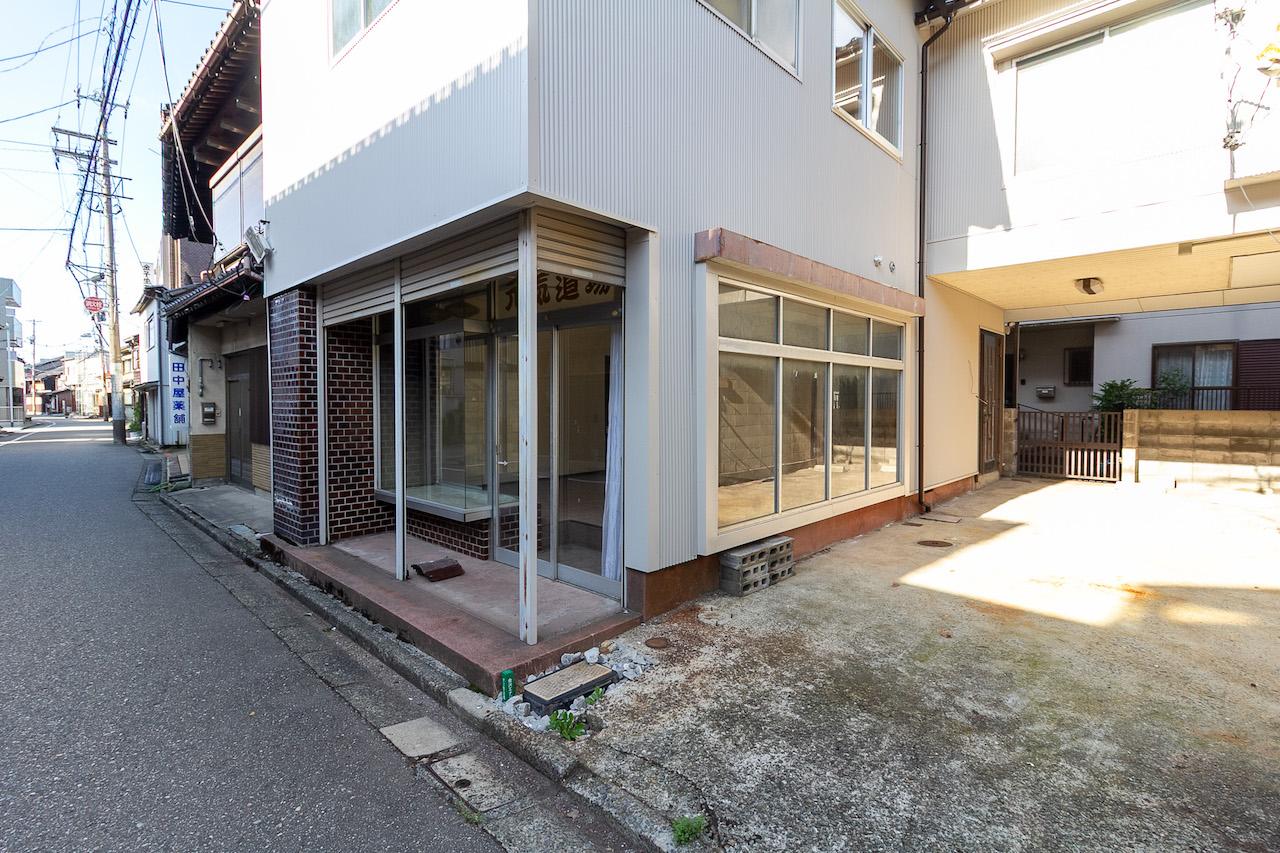 金沢市堀川町の売買物件/ガラス張りの店舗部分。色んな妄想が