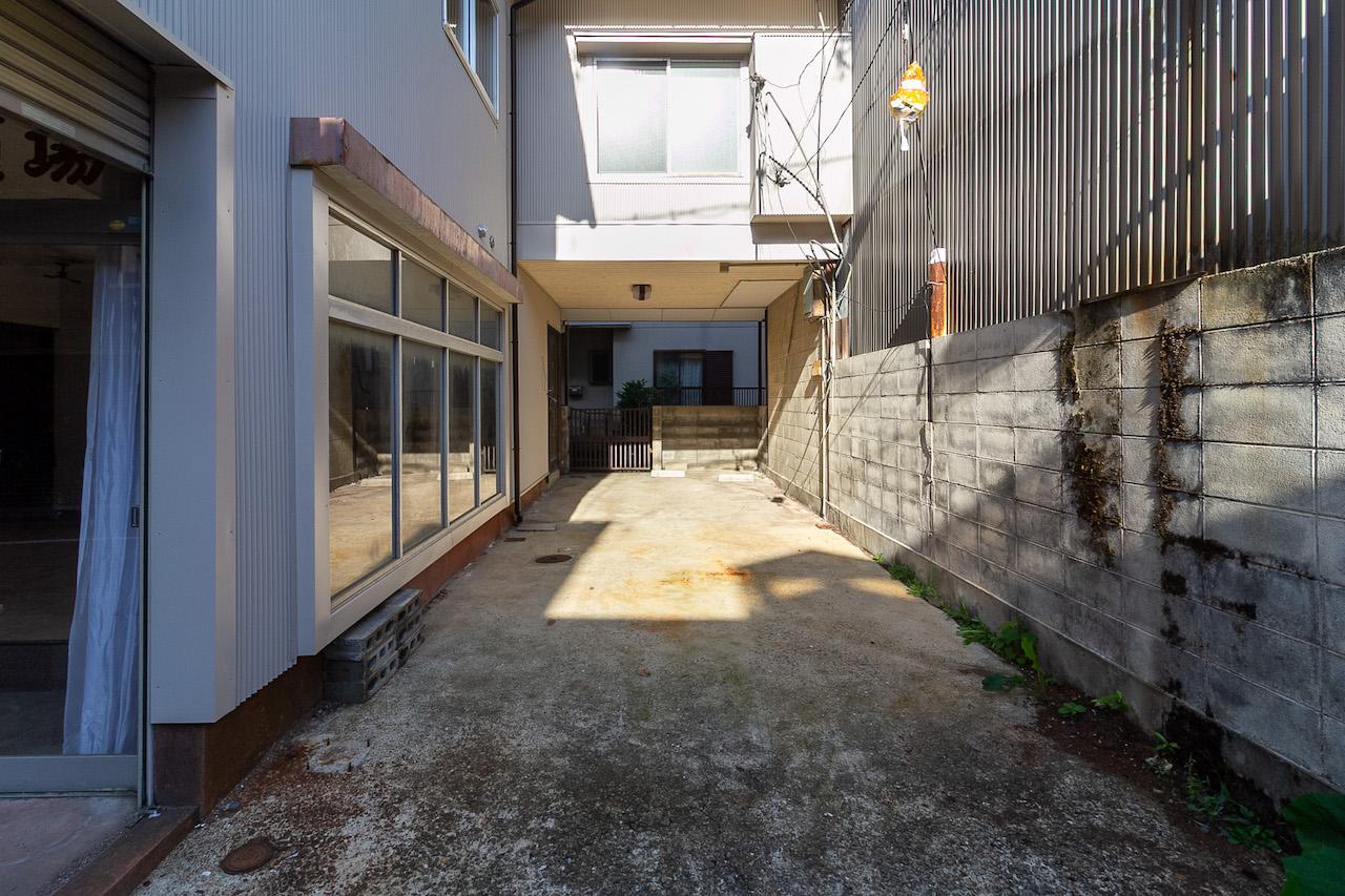 金沢市堀川町の売買物件/元々あったカーポートは撤去済み。縦列で2台駐車できるスペースがあります。奥は駐車場、手前は時に店舗の外席として使ってみるのも面白そう