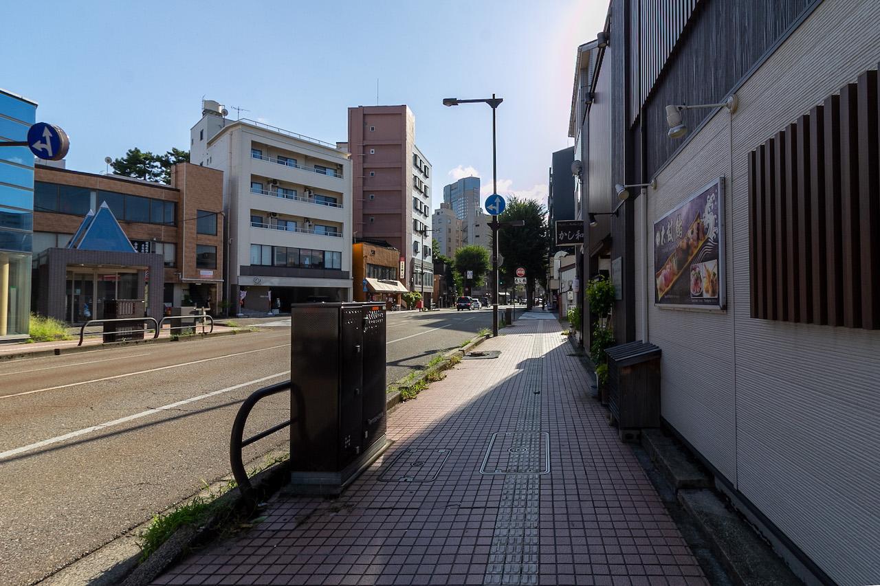 金沢市堀川町の売買物件/建物前の通りに入る前の大通り。まっすぐ行けば金沢駅。