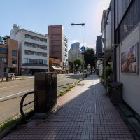 金沢市堀川町の売買物件/建物前の通りに入る前の大通り。まっすぐ行けば金沢駅。