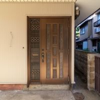 金沢市堀川町の売買物件/駐車スペース奥の住宅玄関