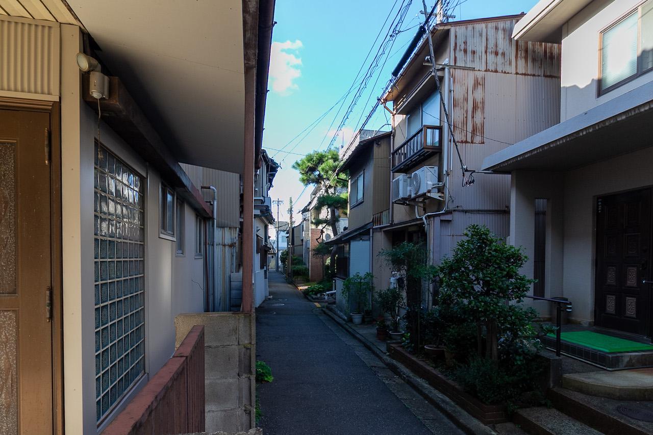 金沢市堀川町の売買物件/建物裏の路地
