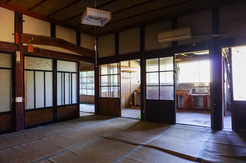 石川県羽咋郡志賀町矢田の売買物件/和室11.5畳は床が下がっているので修理が必要です